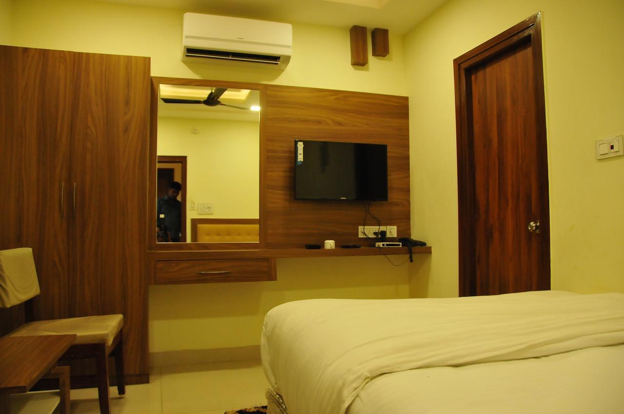 Hotel Pasupala Grand Anantapur Zewnętrze zdjęcie